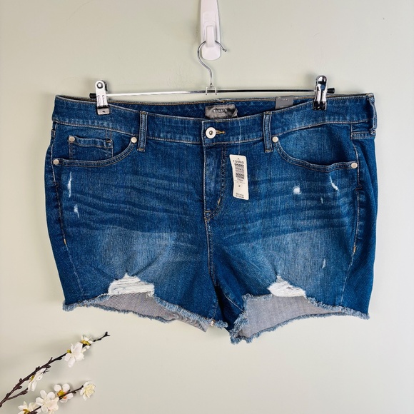 Torrid Mid Rise Distressed Denim Shorts NWT Size 22 - Picture 2 of 4